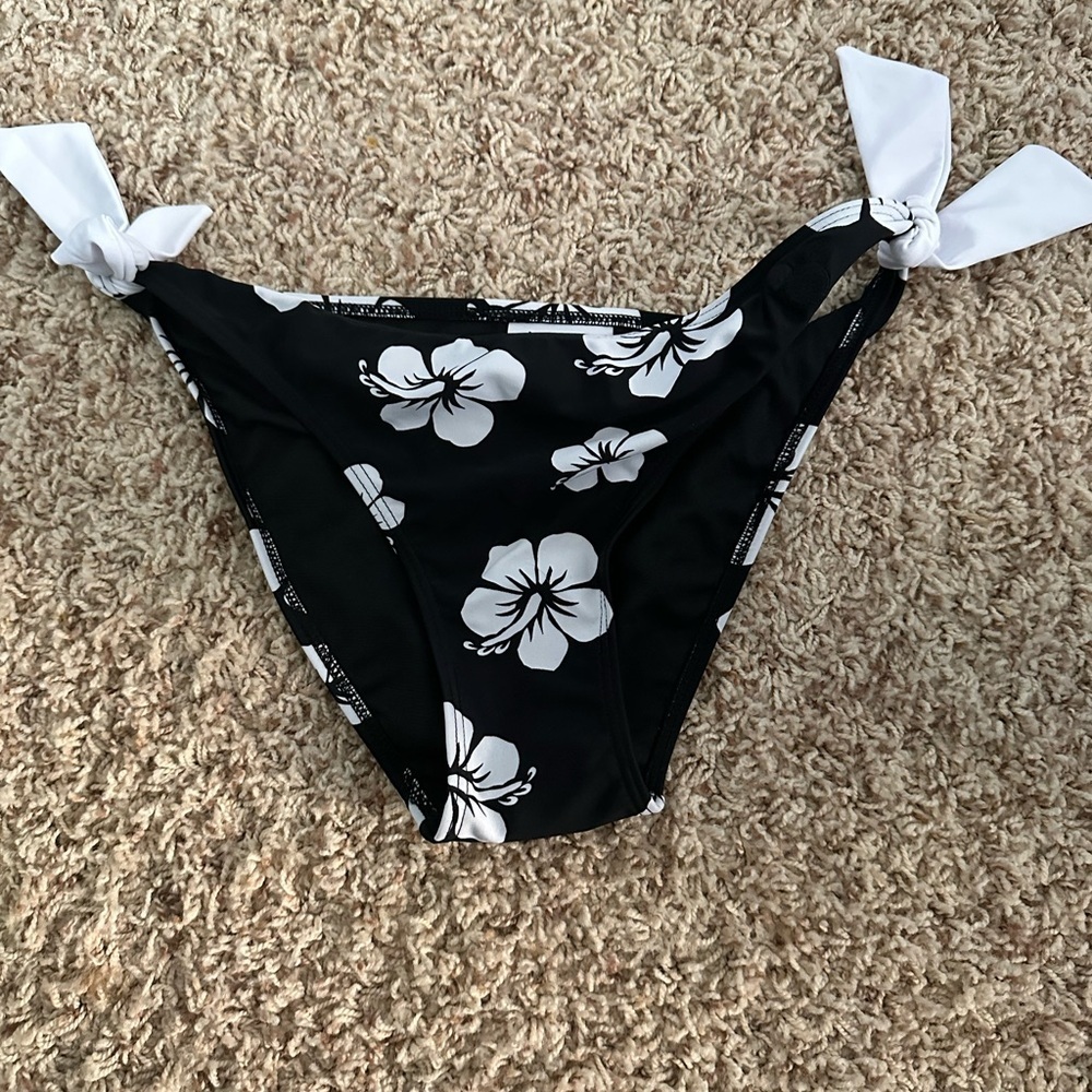 Disney Parks SET Black and White Floral Top and Bottom swimmer size M/ NWT#700 - Picture 4 of 5